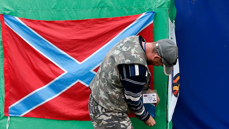 Die selbsternannten Volksrepubliken Donezk und Luhansk nennen sich zusammen Föderalstaat "Neurussland". Die rot-blaue Flagge gehört dazu.