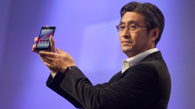 Sony-Chef Suzuki mit einem Xperia-Smartphone: Allerdings ist die Konkurrenz im Smartphone-Markt sehr hoch.