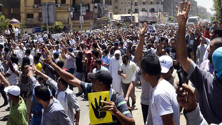 Um die anhaltenden Demonstrationen der Muslimbruderschaft zu stoppen, wurde das Gesetz im November letzten Jahres verabschiedet.