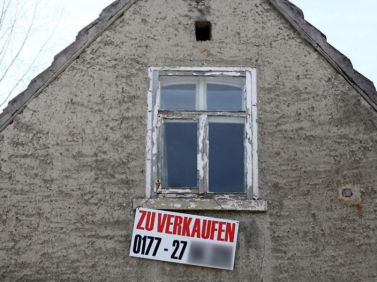 Haus zu verkaufen: Wer sein Geld in einer Immobilie anlegen will, sollte einen Investitionsplan aufstellen. Viele Käufer unterschätzen nämlich Risiken wie etwa teure Renovierungen.