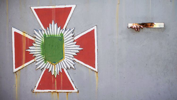 An einer von prorussischen Separatisten besetzten Kaserne in Donezk.