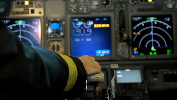 Cockpit einer Boeing 737-800: In modernen Flugzeugen steckt immer mehr empfindliche Bordelektronik.