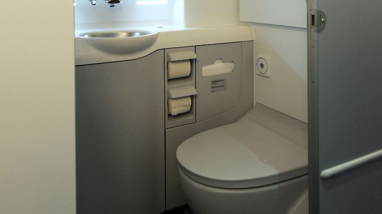 Passagierflugzeuge haben Vakuumtoiletten, die mit wenig Wasser auskommen.