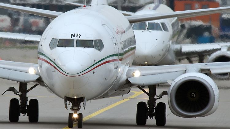 In welchem Maß ein Flug überbucht wird, hängt von verschiedenen Faktoren ab.