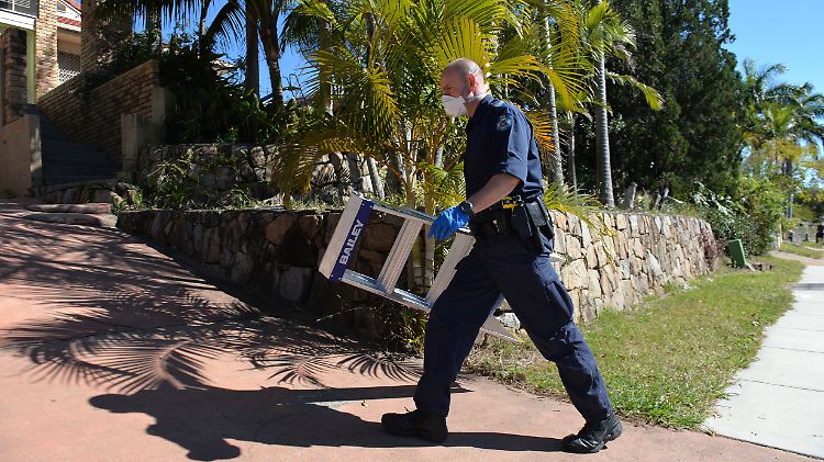 Ein Polizist untersucht ein Haus während des Anti-Terror-Einsatzes in Mount Gravatt in Brisbane.