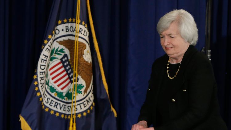 DIe US-Notenbank unter Yellen hebt ihre Leitzins-Prognose für ende 2015 an.