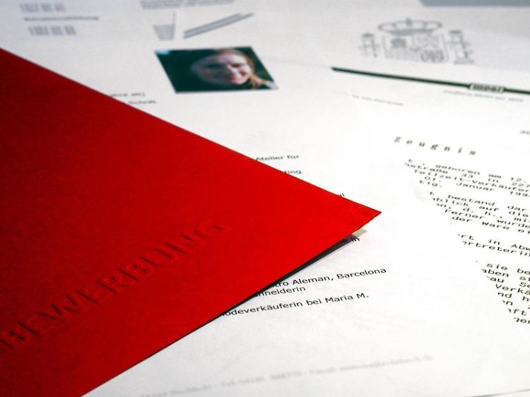 Mit dem Anschreiben beginnt die Bewerbung. Einen überzeugenden Text zu formulieren, fällt vielen schwer.