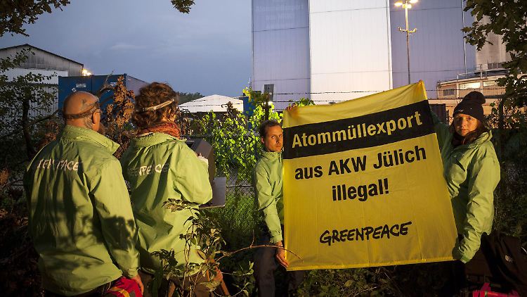 Mit Warnschildern macht Greenpeace auf den geplanten Transport von Jülich in die USA aufmerksam.