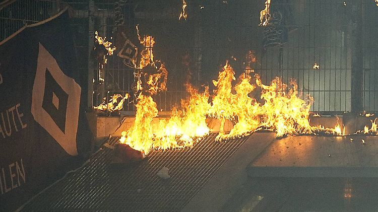 Es brennt mal wieder lichterloh beim HSV. Das erste Opfer: Mirko Slomka.