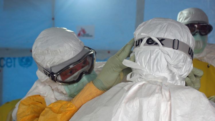 Immer wieder infizieren sich auch Mediziner mit Ebola.