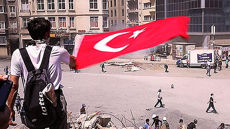 Ein Fußball-Fan schwenkt auf dem Taksim-Platz die türkische Fahne.