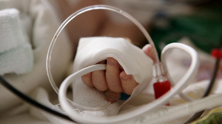 Eine verunreinigte Infusion könnte für den Tod der Babys verantwortlich sein.