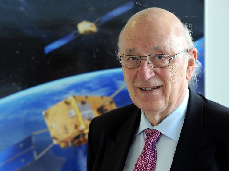 Gedenkflug zum Mond: Der Gründer und Seniorchef des Raumfahrt- und Technologiekonzerns OHB AG in Bremen, Manfred Fuchs (1938 - 2014).