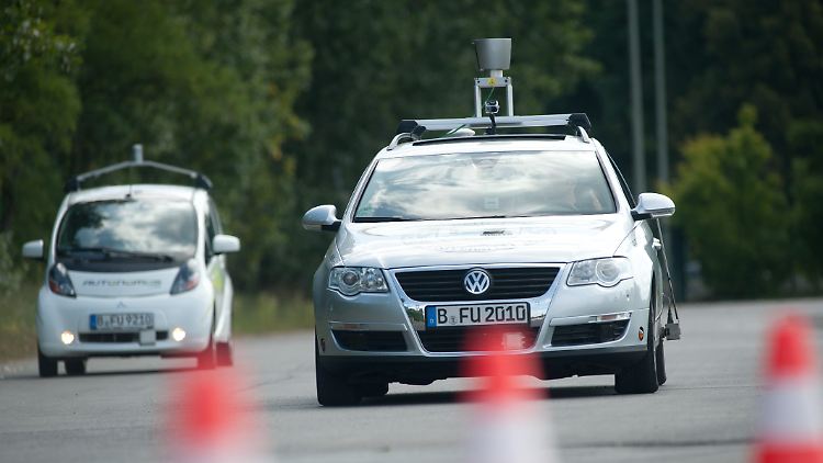 Ohne Fahrer über die Versuchsstrecke: Ein Versuchsauto der Freien Universität Berlin bei der Vorstellung des Projekts "AutoNOMOS" (Autonomie- und Fahrassistenzsysteme für Pkw und Lkw).