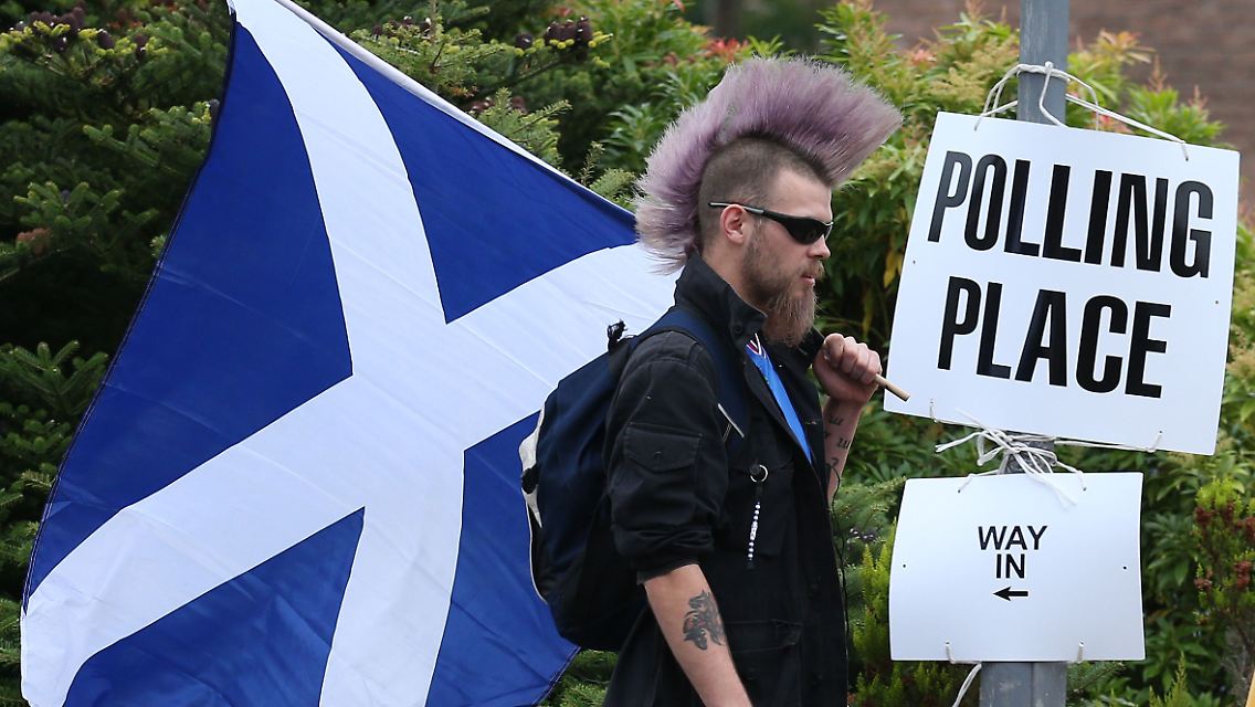 ... Punks, die zur Abstimmung gingen.