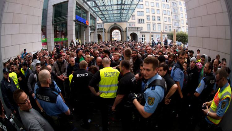 Polizei und Sicherheitskräfte sorgen in der Dresdener Altmarktgalerie zum iPhone-Verkauftsstart für Ordnung.