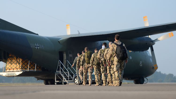 Da lief noch alles wie geplant - doch dann stiegen die Soldaten wieder aus.