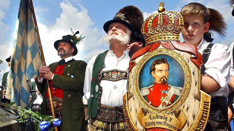 1870 wurde Bayern Bundesstaat des Deutschen Reichs. Seither ist es mit der bayerischen Eigenständigkeit vorbei. Ludwig II. musste akzeptieren, dass ein Preuße Kaiser wurde.