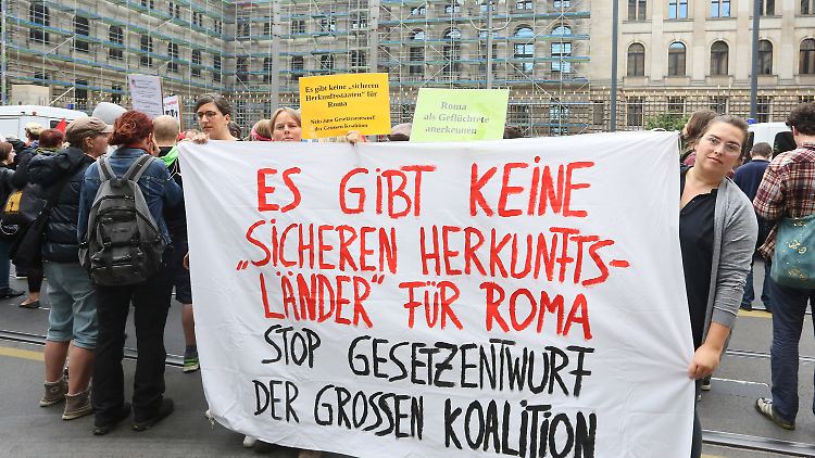 Demonstranten protestieren gegen die Verschärfung des Asylgesetz.