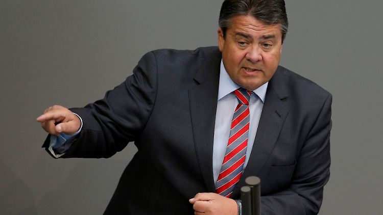 Vizekanzler, Wirtschaftsminister und SPD-Chef: Sigmar Gabriel hat es zurzeit nicht leicht.