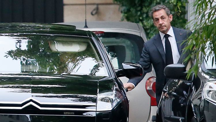 Sarkozy vor seiner Haustür in Paris.