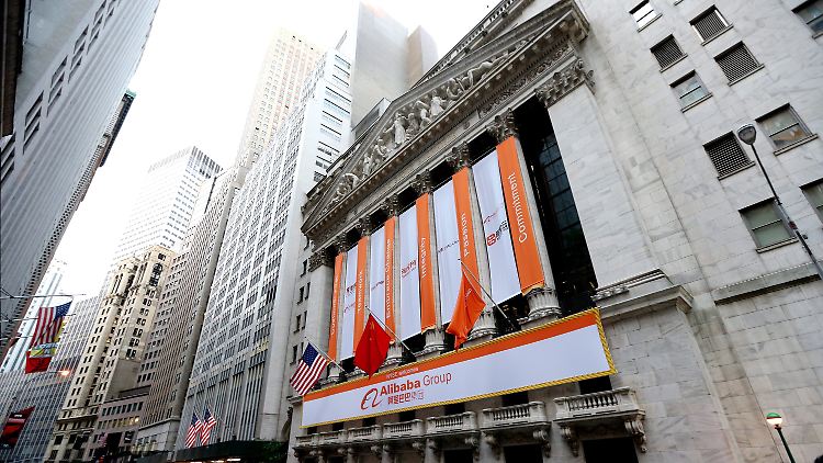 Die Farben Chinas an der Wall Street: Das Hauptportal der New York Stock Exchange ist anlässlich des Alibaba-Einstands festlich geschmückt.