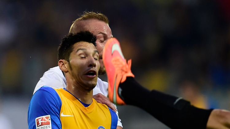 Braunschweigs Torwart Rafal Gikiewicz klärt mit hohem Bein - allerdings gegen seinen Teamkollegen Marcel Correia.