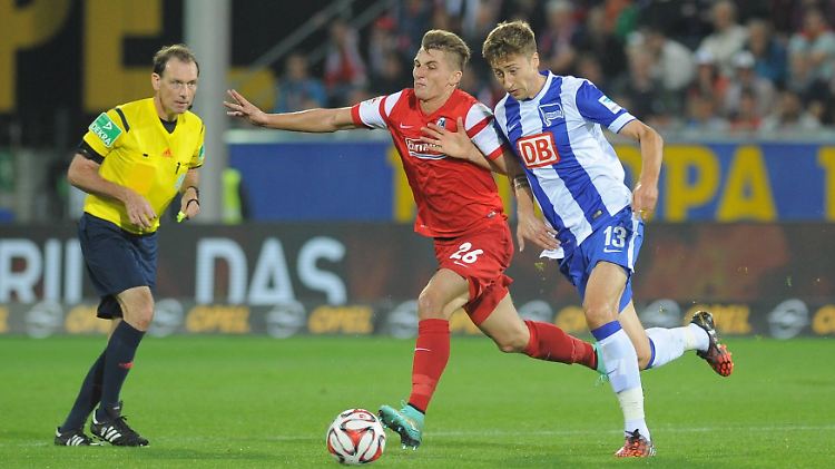 Maximilian Philipp (m.) und seine Freiburger gaben die Partie gegen Jens Hegelers Herthaner in letzter Sekunde aus der Hand.