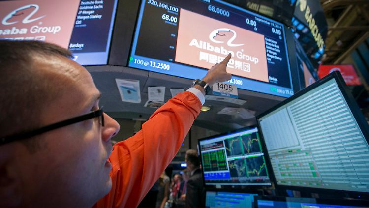 Ein Fingerzeig für den Fotografen: Stundenlang mussten Analysten und Händler nach Handelsstart auf den ersten offiziellen Nyse-Kurs der Alibaba-Aktie warten.