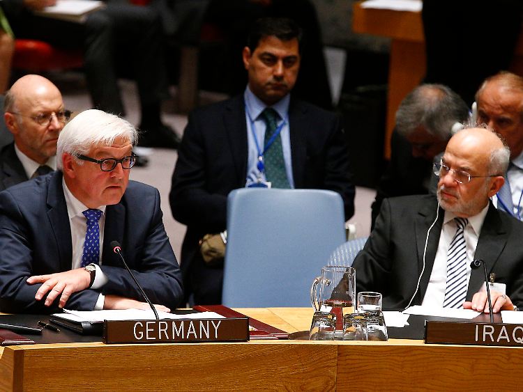 Bundesaußenminister Frank-Walter Steinmeier, hier mit Iraks Außenminister Ibrahim Al-Jaafari, nahm als Vertreter für Deutschland an der Sitzung Teil.