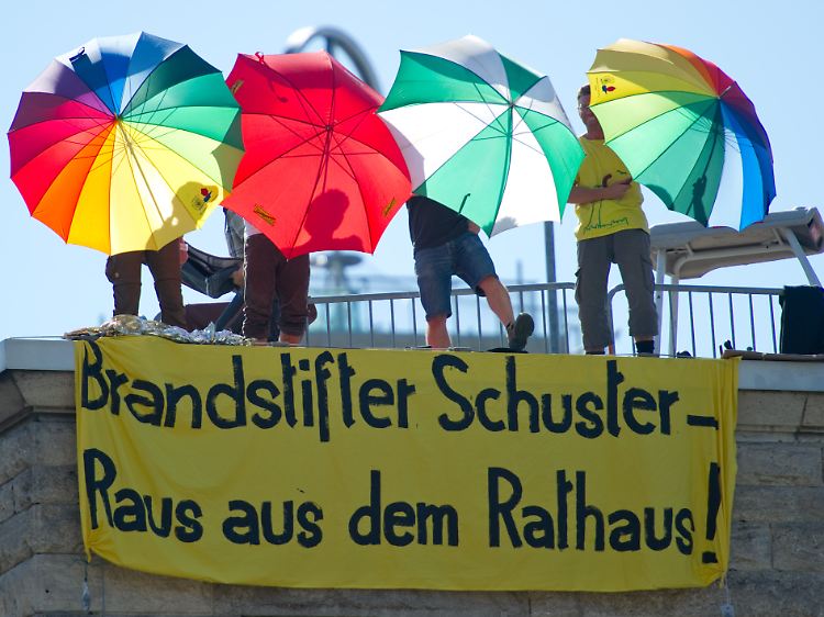 Von Mittwoch bis Donnerstag hatten auf das Dach des Hauptbahnhofs gekletterte Demonstranten die Arbeiten mit ihrer Blockade vorübergehend zum Stillstand gebracht.