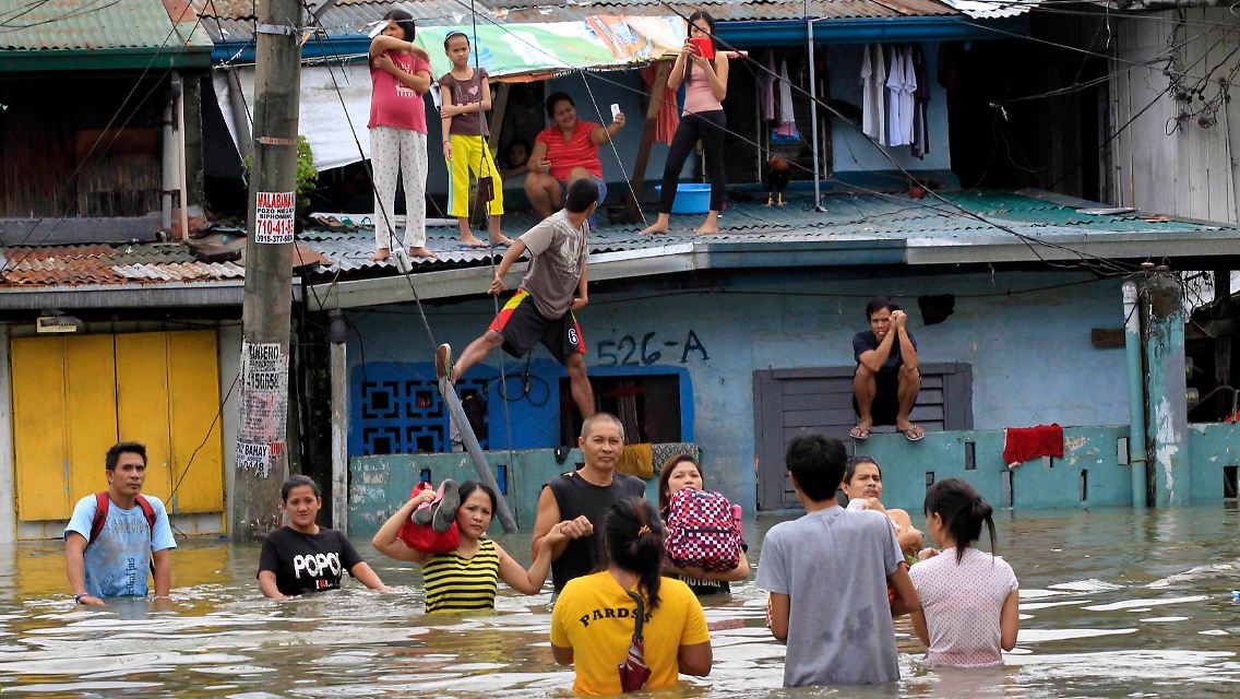 2014-09-20T065758Z_1726322745_GM1EA9K15GG01_RTRMADP_3_PHILIPPINES-TYPHOON.JPG1302257820452754569.jpg
