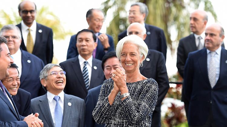 Auf geht's, es gibt viel zu tun - so könnte man die Geste von IWF-Chefin Christine Lagarde (M.) deuten.