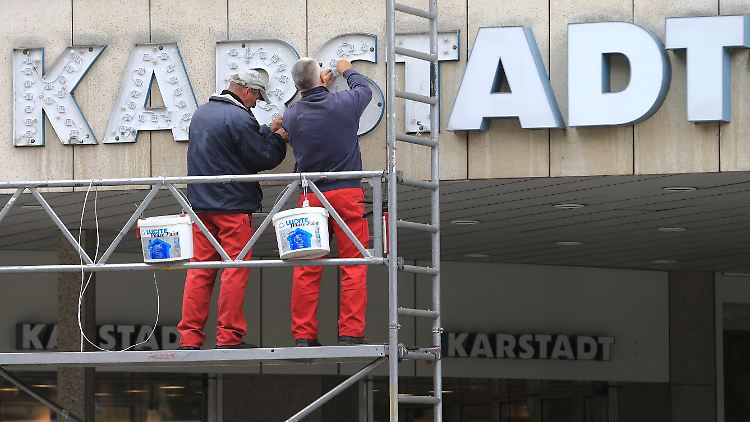 Die Seele der bundesdeutschen Fußgängerzonen: Hier im Bild arbeiten Techniker am Karstadt-Schriftzug in Magdeburg (Archivaufnahme).