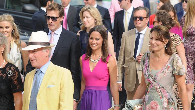 Pippa auf dem Weg zur Hochzeitszeremonie. Auch ihr Mutter Carol (r) war mit dabei.