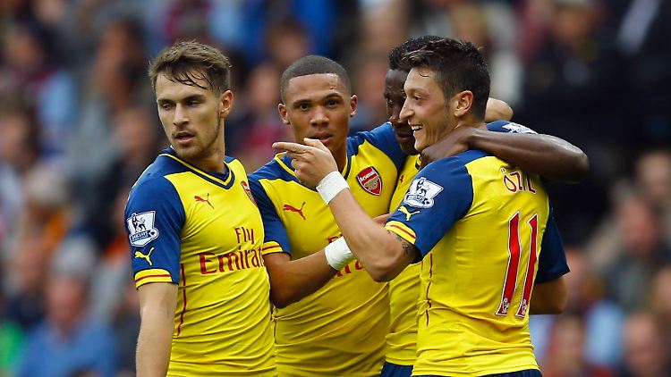 Mesut Özil (r.) zeigte erstmals seit langer Zeit wieder seine Klasse.