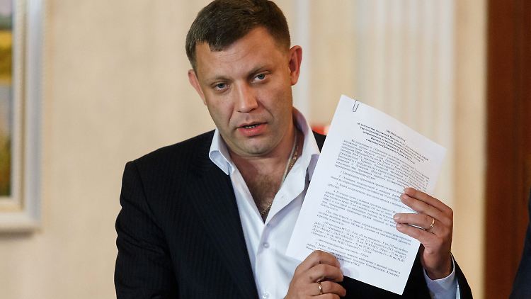 Separatistenführer Alexander Sachartschenko präsentiert den Minsker Neun-Punkte-Plan.