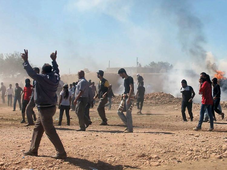 Die türkische Polizei ist mit Tränengas gegen Türken vorgegangen, die kurdische Flüchtlinge aus Syrien mit Wasser versorgen wollten. Das berichten mehrere Quellen.