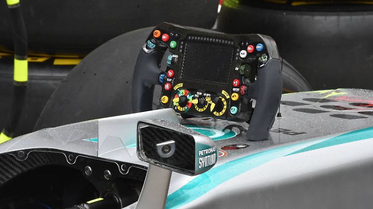 Sieht aus wie ein überdimensionierter Gamecontroller: Nico Rosbergs Lenkrad, hier noch funktionstüchtig beim GP von Kanada.