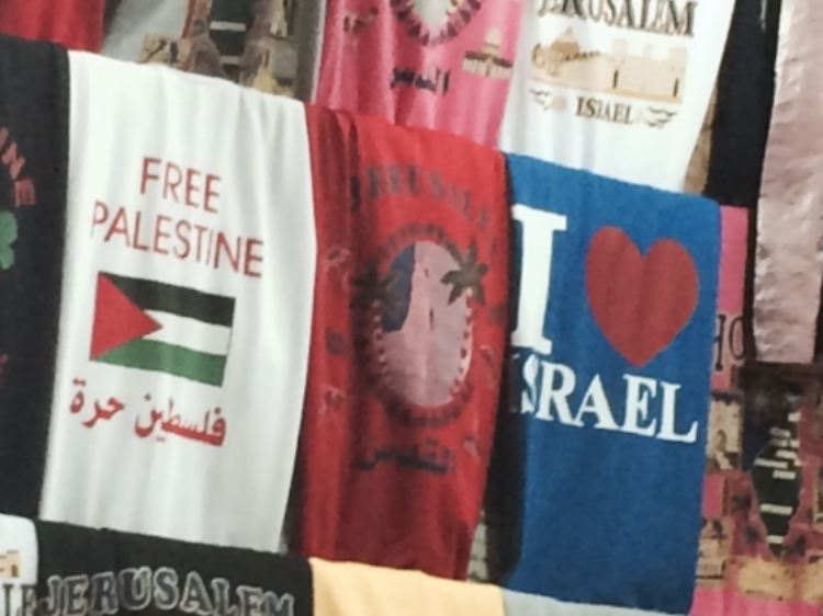 Am besten arrangieren sich derzeit wohl die Souvernir-Shops mit der Meinungsvielfalt.