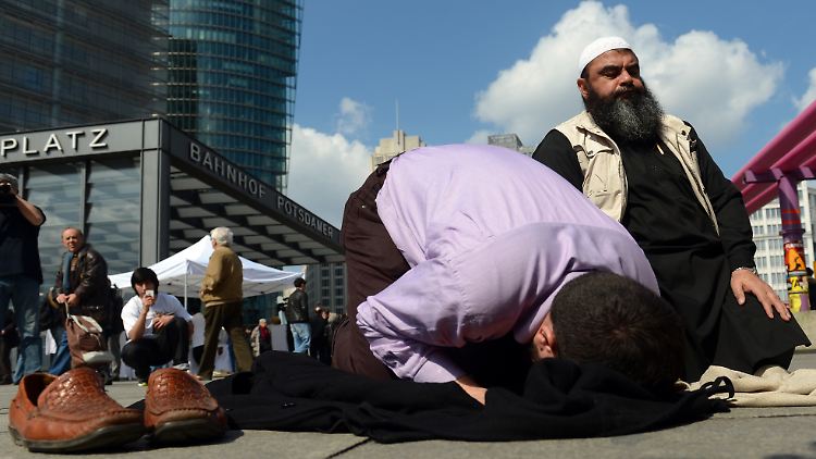 Islamisten beten im April 2012 auf dem Potsdamer Platz in Berlin. Seitdem hat sich die Szene weiter radikalisiert.