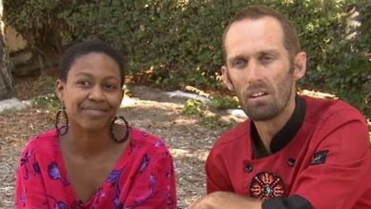 Zeugen sagten aus, dass Danièlle Watts in eindeutiger Pose auf dem Schoss ihres Mannes (r.) befunden habe, bevor die Polizei eintraf. 