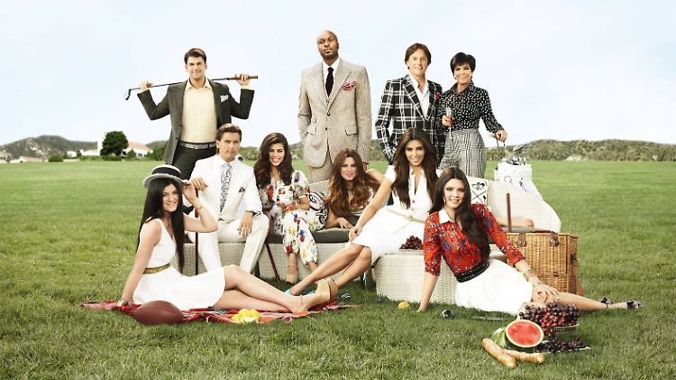 Die Kardashians posieren für ein Promobild zur siebsten Staffel ihrer Reality-Show: Kris und Bruce Jenner stehen hinten rechts.