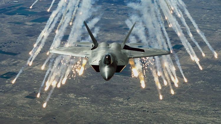 Die USA und ihre arabischen Verbündeten bombardieren seit September vergangenen Jahres regelmäßig IS-Stellungen in Syrien. (Foto: Ein US-Kampfjet F-22, Aufnahme vom September 2014)
