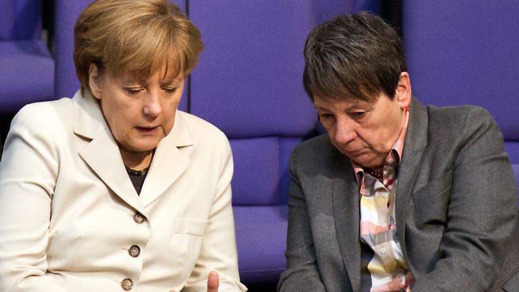 Die "Klimakanzlerin" und ihre Umweltministerin während einer Plenarsitzung in Berlin.