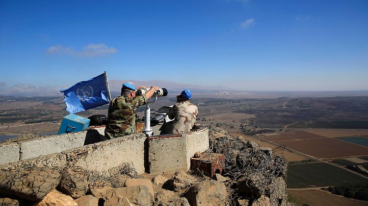 UN-Soldaten beobachten die syrische Seite der Golan-Höhen.