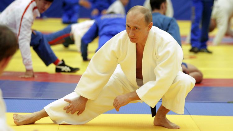 Putin absolviert seine Dehnübungen.