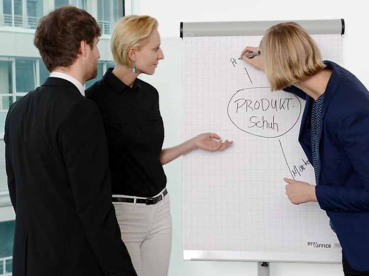 Im Assessment Center konkurrieren mehrere Jobsuchende miteinander. Oft gehört es dazu, sich in Präsentationen zu messen.