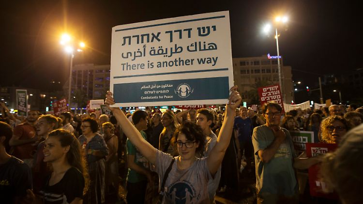 Demonstration in Tel Aviv: "Es gibt einen anderen Weg". Doch welcher Weg ist der richtige?