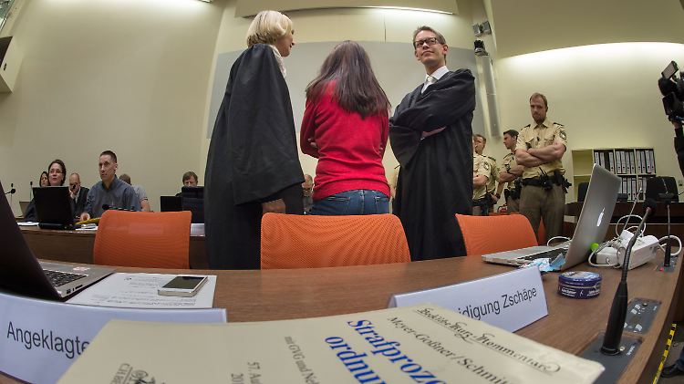 Zschäpe zwischen ihren Anwälten Anja Sturm (l) und Wolfgang Heer (r).
